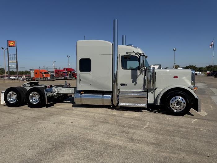 2027 Peterbilt 589-24