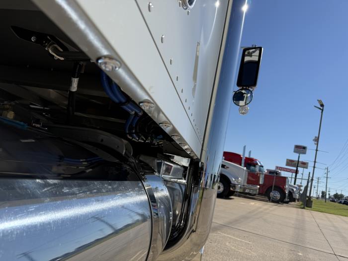2027 Peterbilt 589-31