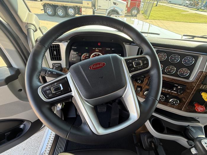 2027 Peterbilt 589-44