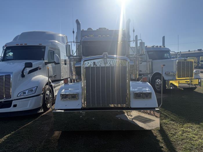 2024 Kenworth W900B-1