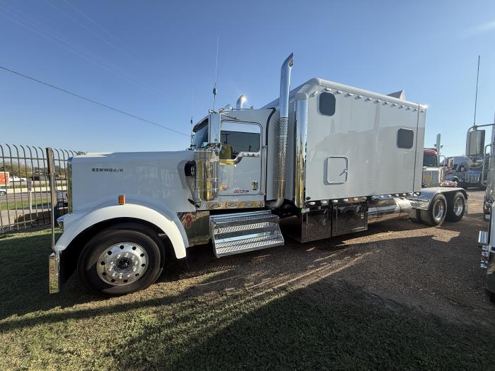 2024 Kenworth W900B-0