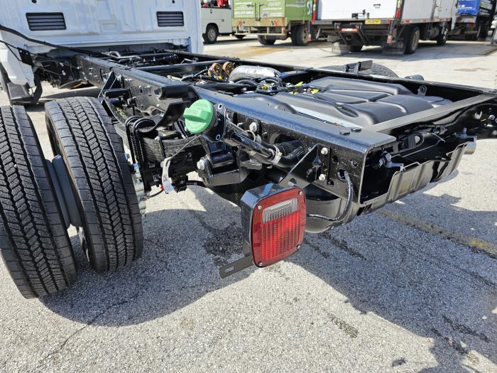 2027 Ford F-550-9