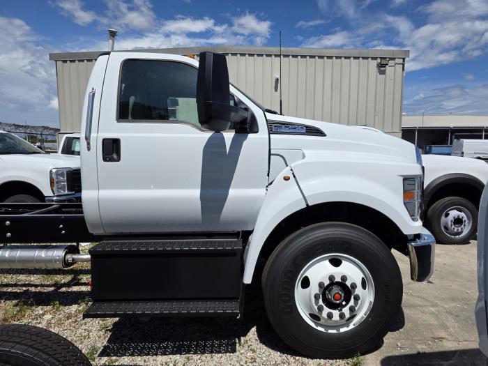 2027 Ford F-750-4