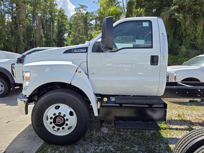 2027 Ford F-750-9