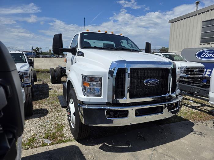 2027 Ford F-750-3