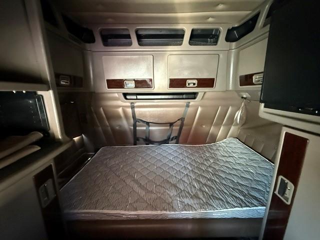 2022 Peterbilt 389-17