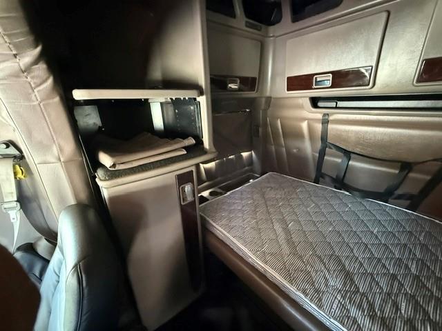 2022 Peterbilt 389-18