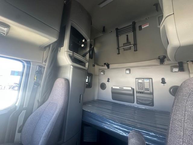 2022 Volvo VNL64T760-1