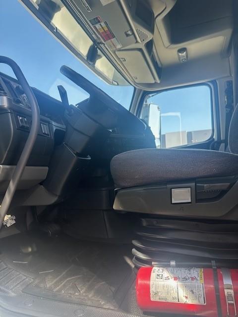 2022 Volvo VNL64T760-8