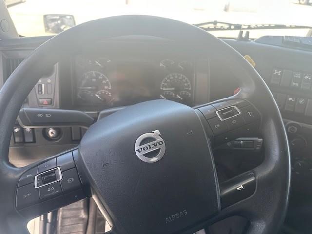 2022 Volvo VNL64T760-9
