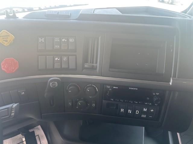 2022 Volvo VNL64T760-10