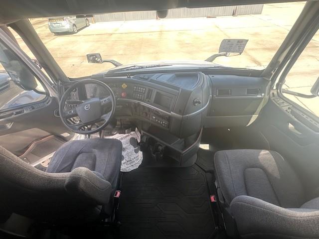 2022 Volvo VNL64T760-11