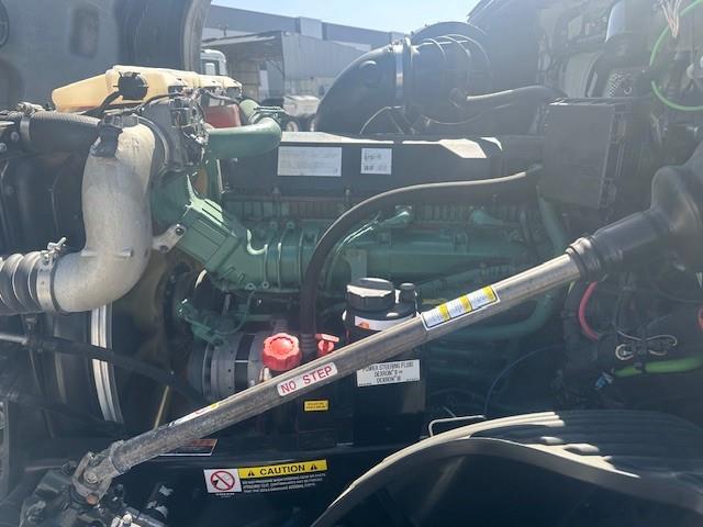 2022 Volvo VNL64T760-12