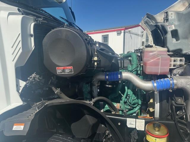 2022 Volvo VNL64T760-14