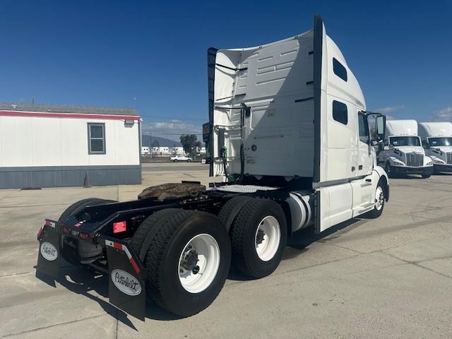 2022 Volvo VNL64T760-17