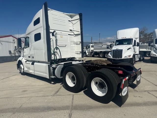 2022 Volvo VNL64T760-18