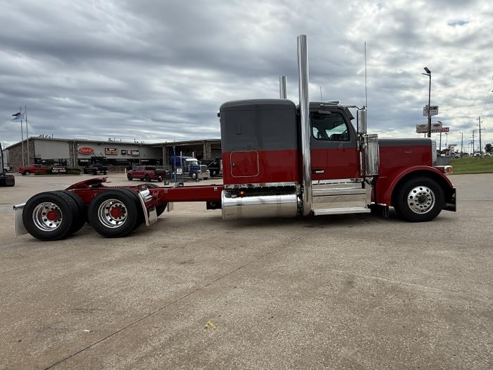 2027 Peterbilt 589-24