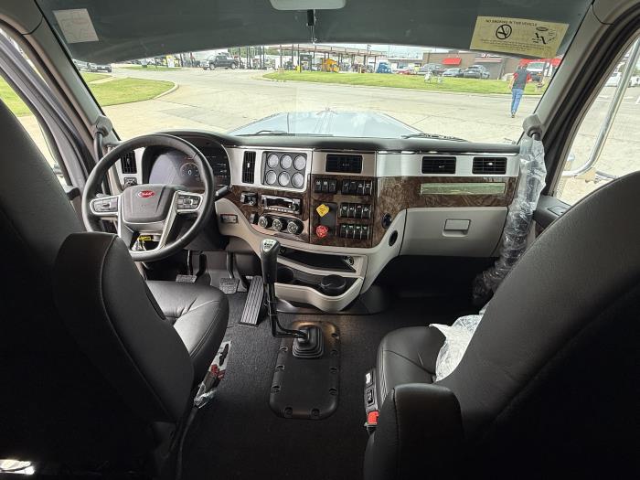 2027 Peterbilt 589-44