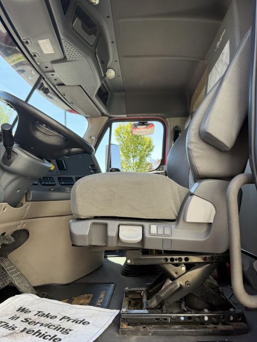 2019 Freightliner Cascadia-7