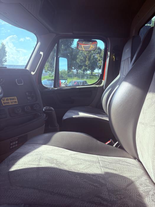 2019 Freightliner Cascadia-7