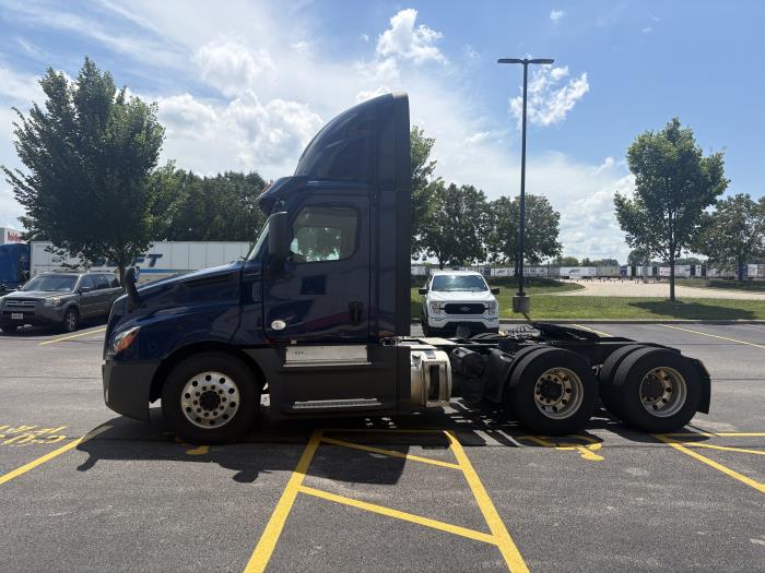 2022 Freightliner Cascadia-1
