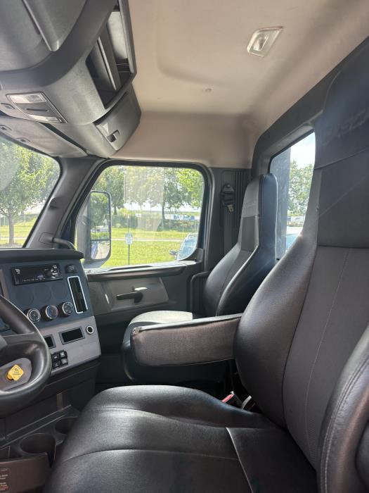 2022 Freightliner Cascadia-7