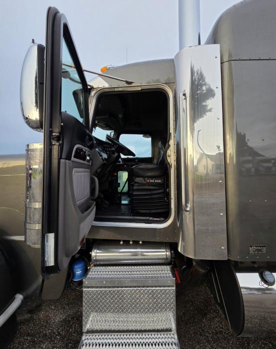 2023 Peterbilt 389-21