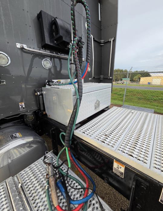 2023 Peterbilt 389-22
