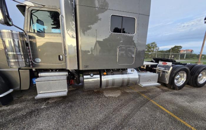 2023 Peterbilt 389-24