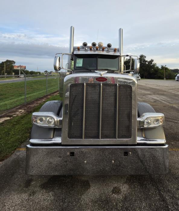 2023 Peterbilt 389 — photo 2