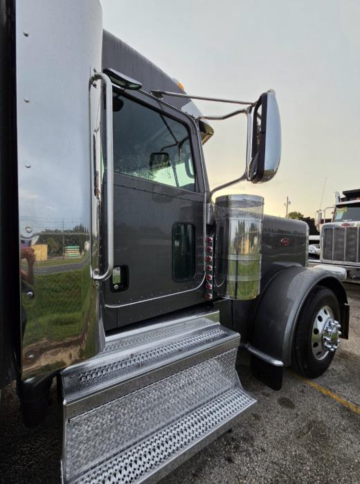 2023 Peterbilt 389-26