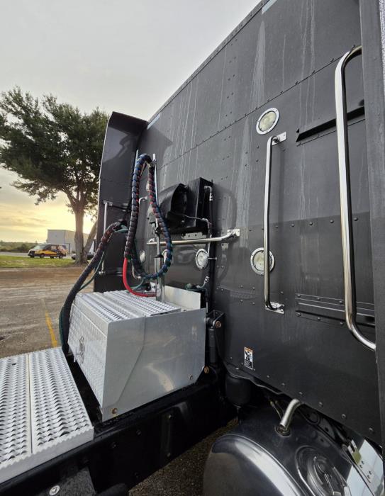 2023 Peterbilt 389-28