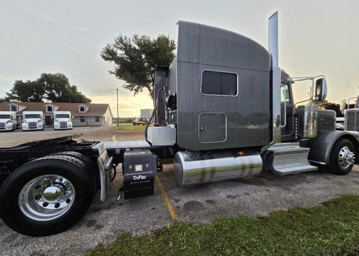 2023 Peterbilt 389 — photo 5