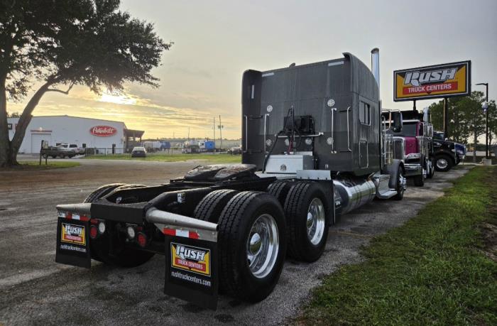 2023 Peterbilt 389 — photo 6