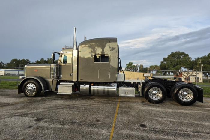 2023 Peterbilt 389-9