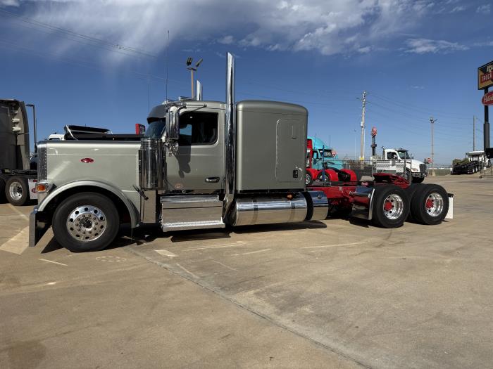 2027 Peterbilt 589-3