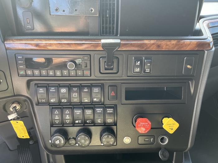2021 International LT625-16