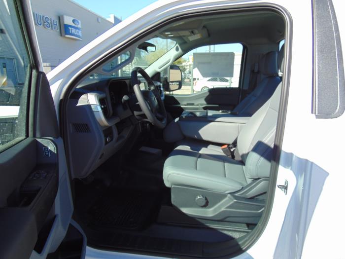 2027 Ford F-550-8