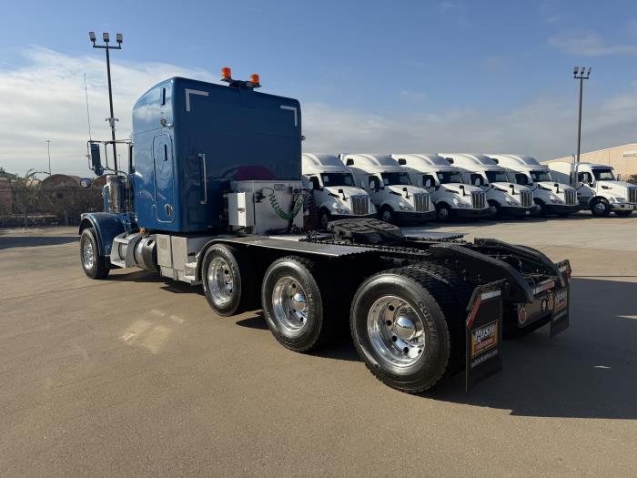 2022 Peterbilt 389-2