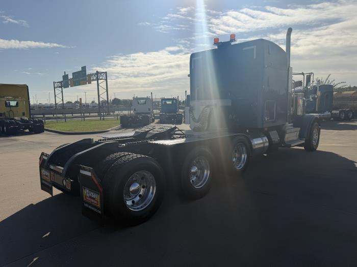 2022 Peterbilt 389-4