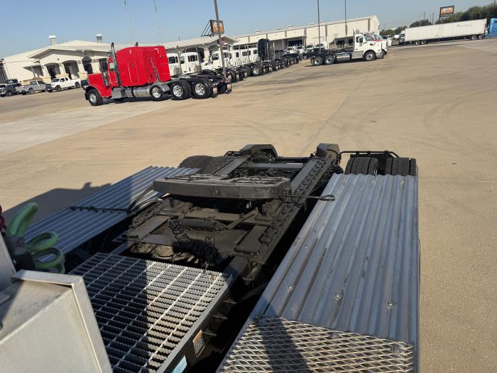 2022 Peterbilt 389-12