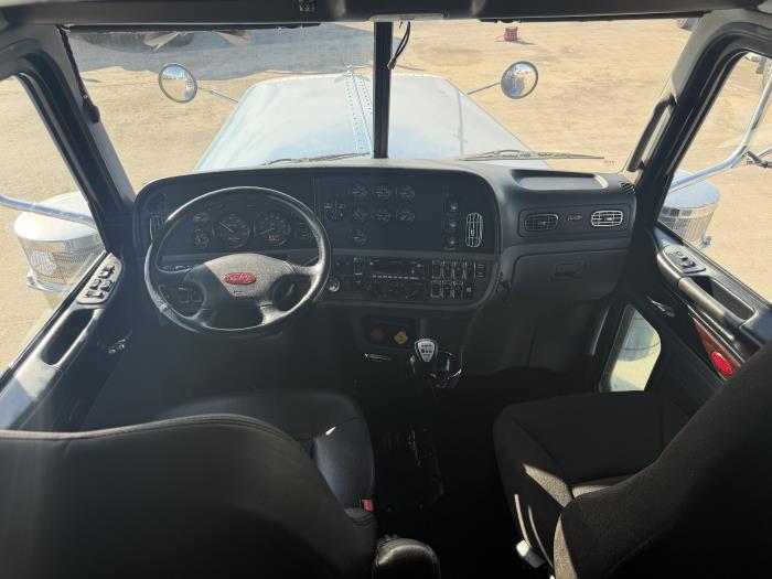 2022 Peterbilt 389-33