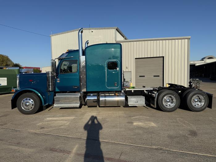 2027 Peterbilt 589-3
