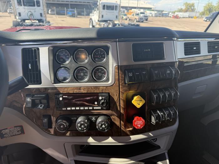2027 Peterbilt 589-12