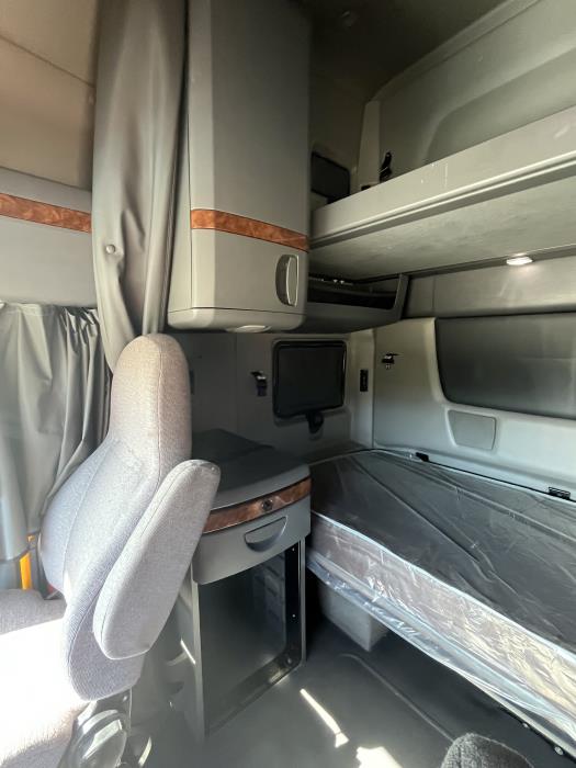 2022 International LT625-14