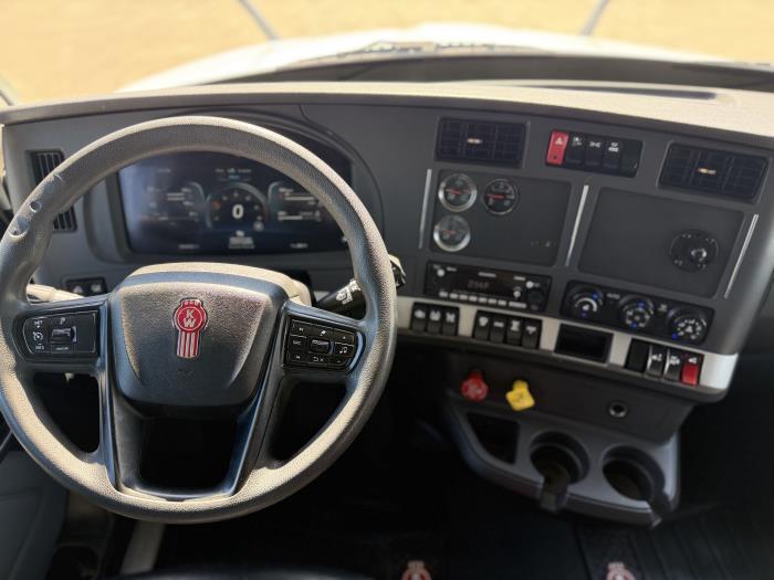 2024 Kenworth T680-27