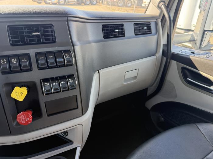 2023 Peterbilt 567-4