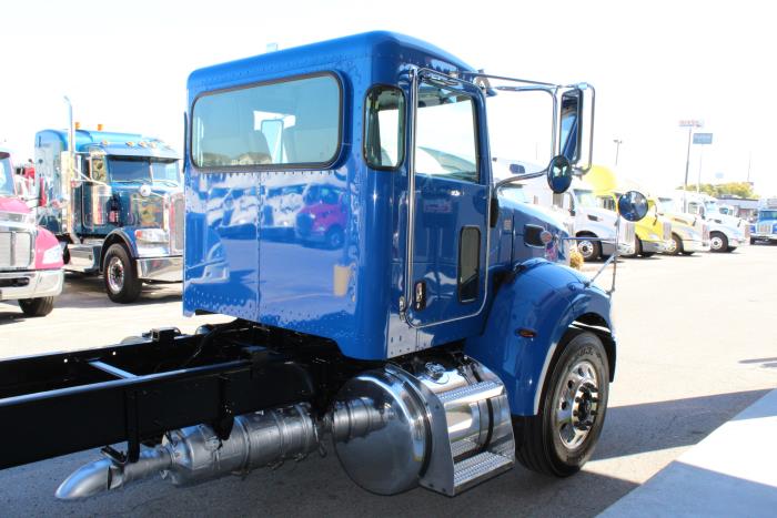 2021 Peterbilt 337-6