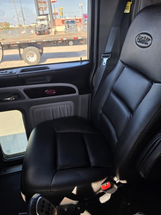 2023 Peterbilt 389-33