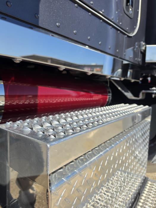 2023 Peterbilt 389-18